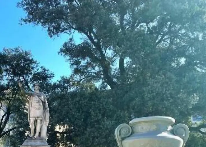 劳亚尔酒店 3* 尼姆