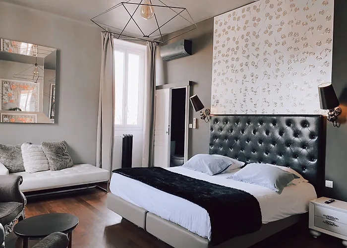 劳亚尔酒店 3* 尼姆